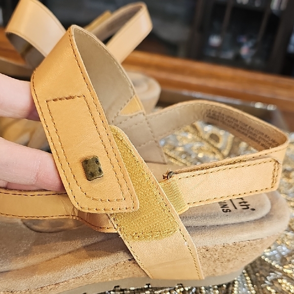 Earth Origins Tan Sandals - Picture 7 of 11